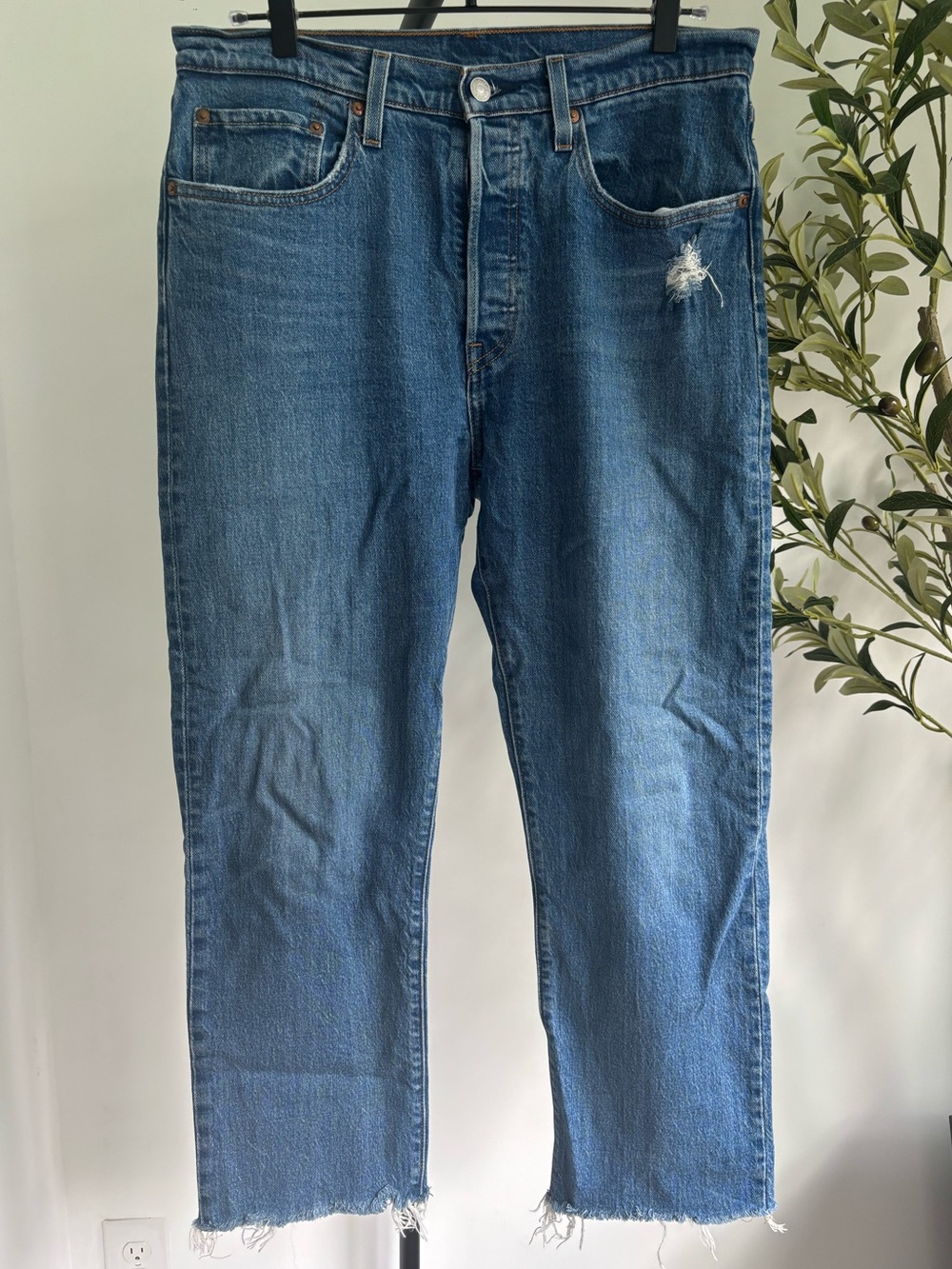 • [Levi’s] Straight Leg Jean •